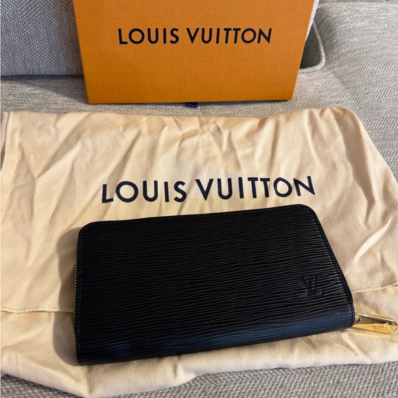 Louis Vuitton Black Epi Zippy Leather Wallet with Gold Accents - Picture 1 of 14